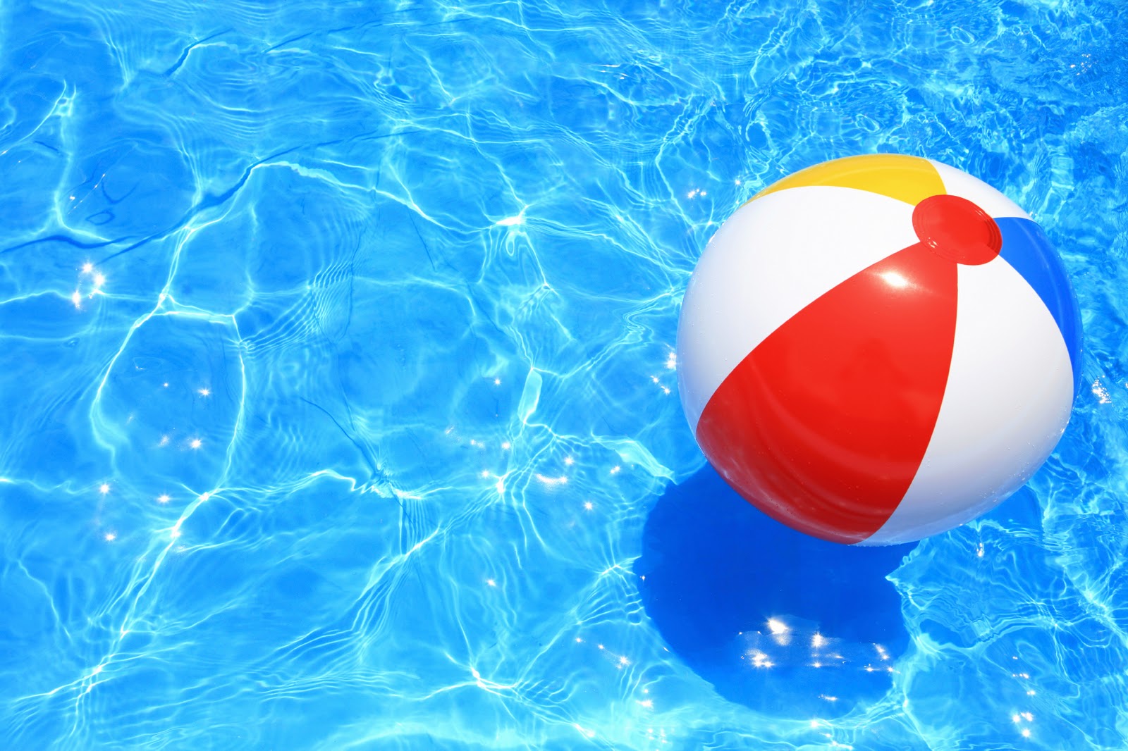 Игра с мячом в бассейне 9. Мяч в воде. Бассейн с мячиками. Мяч в море. Мячик для воды.